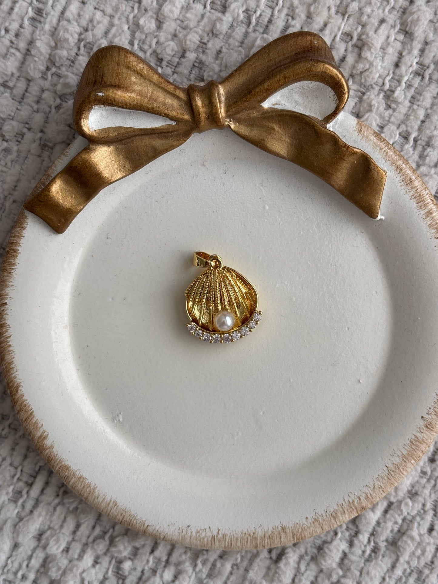 clam shell with pearl