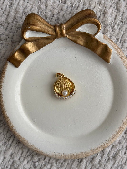 clam shell with pearl