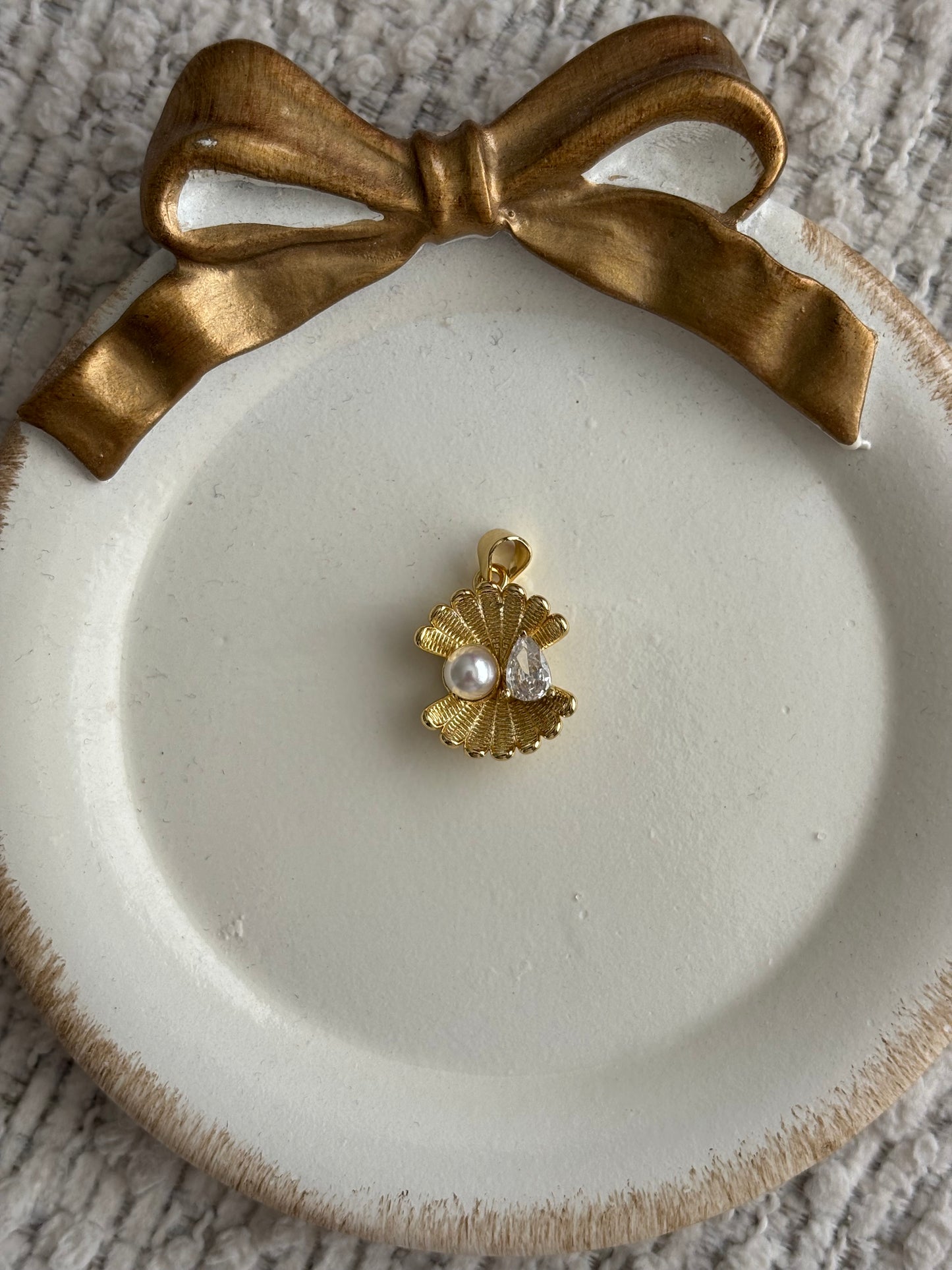 clam shell bling and pearl charm